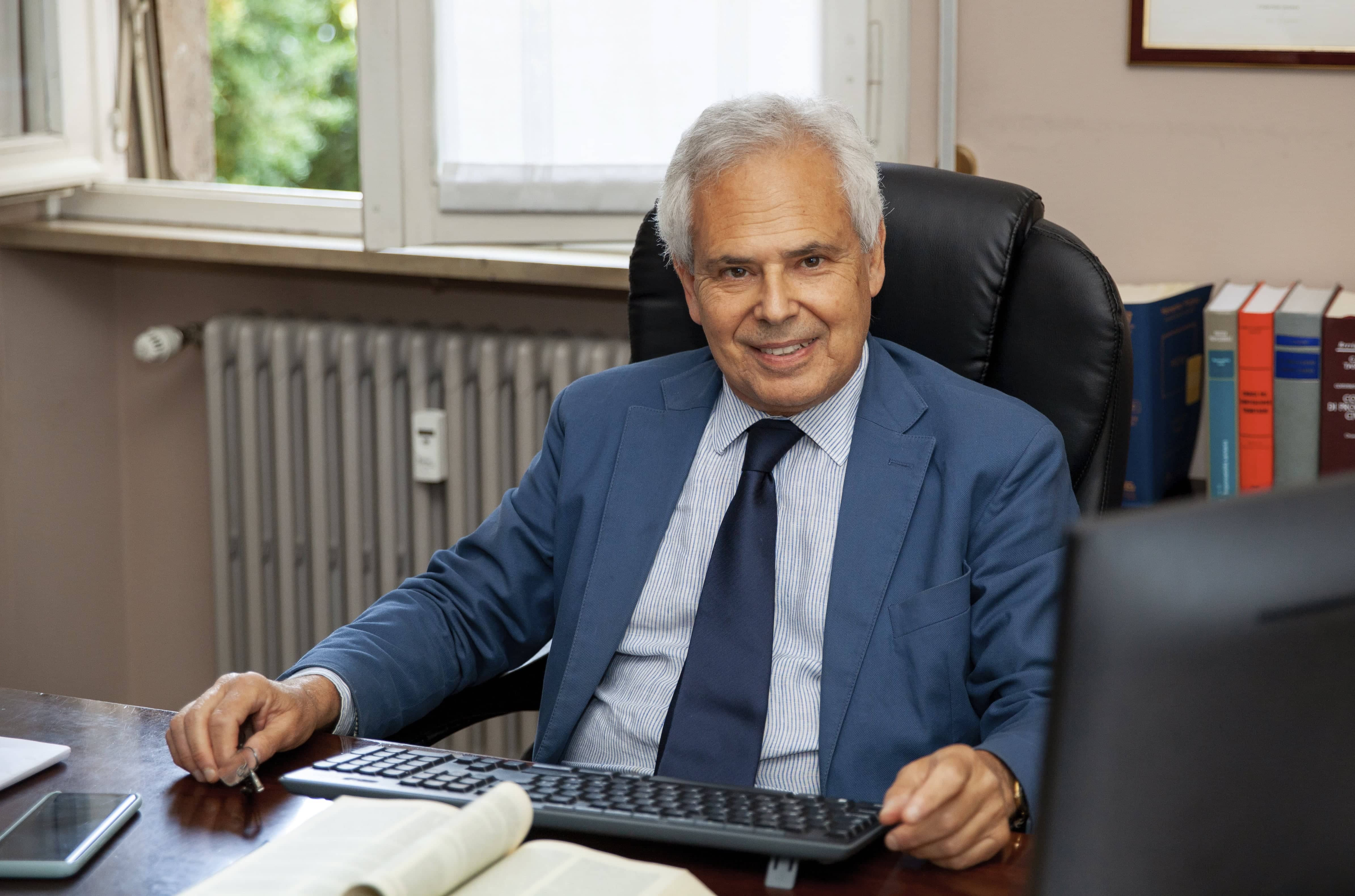 avvocato_de_michele_seduto.jpg